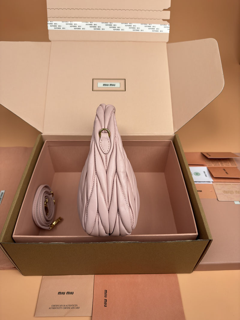 MiuMiu ワンダー マテラッセレザー ホーボーバッグ ピンク 5BC125_AN88_F0E18_V_OOY ゴールド金具 ミュウミュウ バッグ 人気 - 画像 (9)