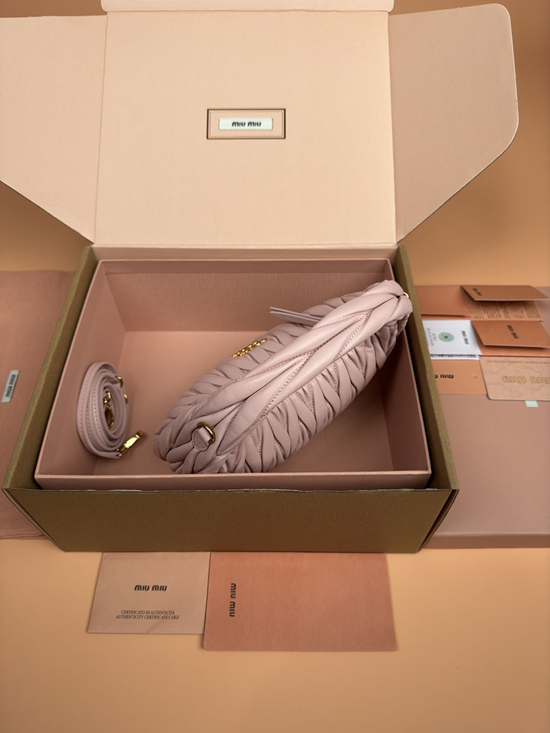 MiuMiu ワンダー マテラッセレザー ホーボーバッグ ピンク 5BC125_AN88_F0E18_V_OOY ゴールド金具 ミュウミュウ バッグ 人気 - 画像 (6)