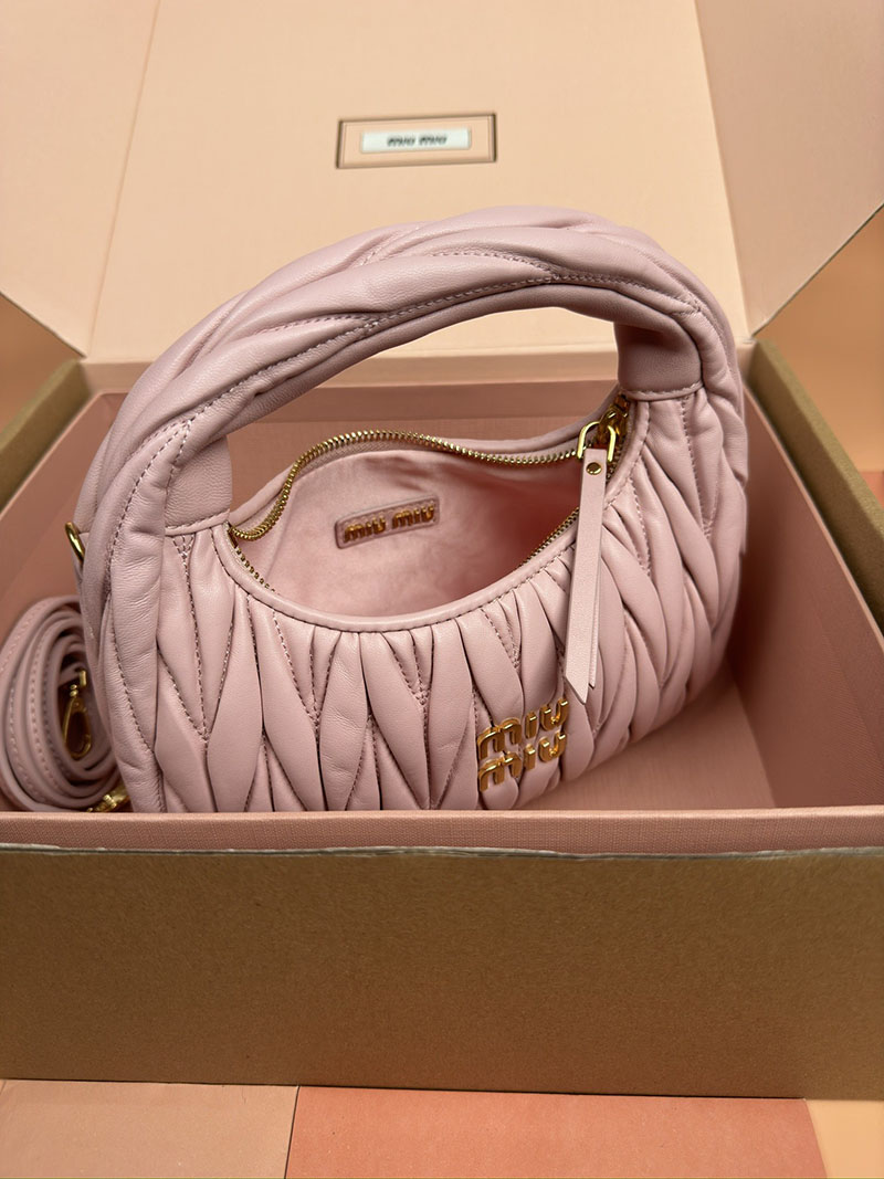 MiuMiu ワンダー マテラッセレザー ホーボーバッグ ピンク 5BC125_AN88_F0E18_V_OOY ゴールド金具 ミュウミュウ バッグ 人気 - 画像 (3)