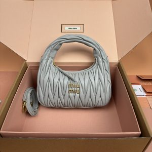 ミュウミュウ バッグ 芸能人