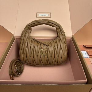 ミュウミュウ バッグ 芸能人