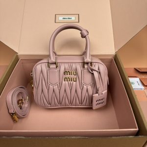 ミュウミュウ 持ってる 女