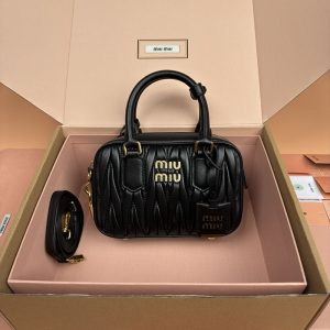 ミュウミュウ 持ってる 女