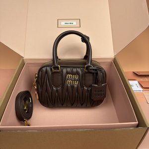 ミュウミュウ 持ってる 女