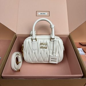 ミュウミュウ 持ってる 女