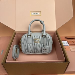 ミュウミュウ 持ってる 女