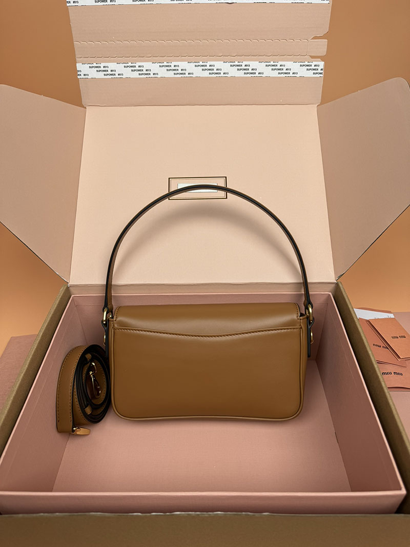 MiuMiu ペニー レザー バッグ コニャック 5BD270_ACRM_F0046_V_OOO ゴールド金具 ホーボーバッグ miumiu - 画像 (8)