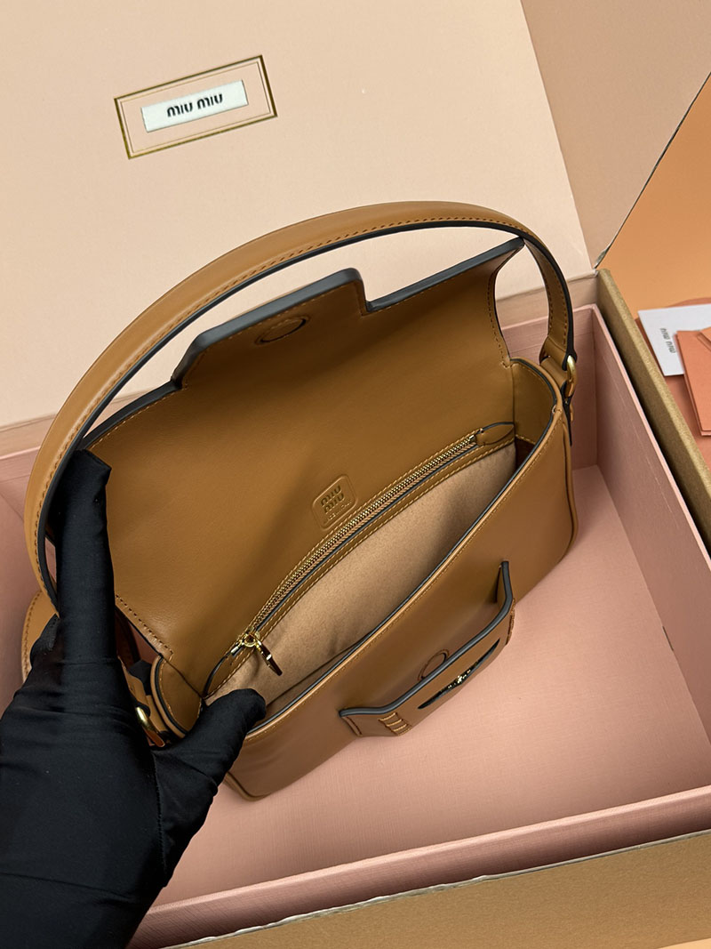 MiuMiu ペニー レザー バッグ コニャック 5BD270_ACRM_F0046_V_OOO ゴールド金具 ホーボーバッグ miumiu - 画像 (3)