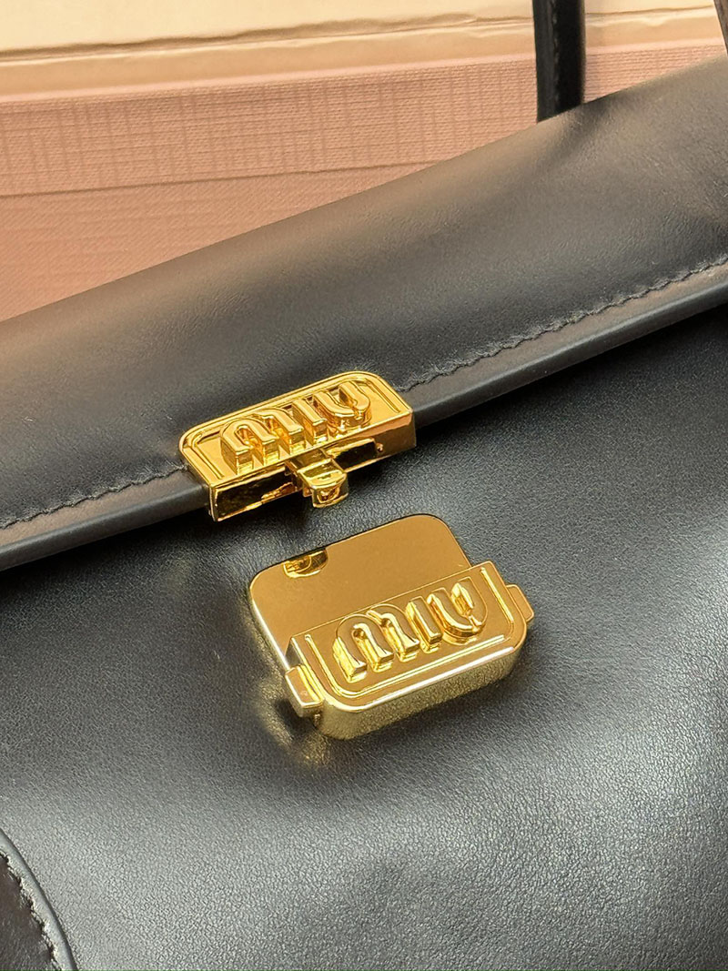 MiuMiu レザー ショルダーバッグ ブラック 5BD265_2CRM_F0002_V_OOO ゴールド金具 ホーボーバッグ レディース - 画像 (4)