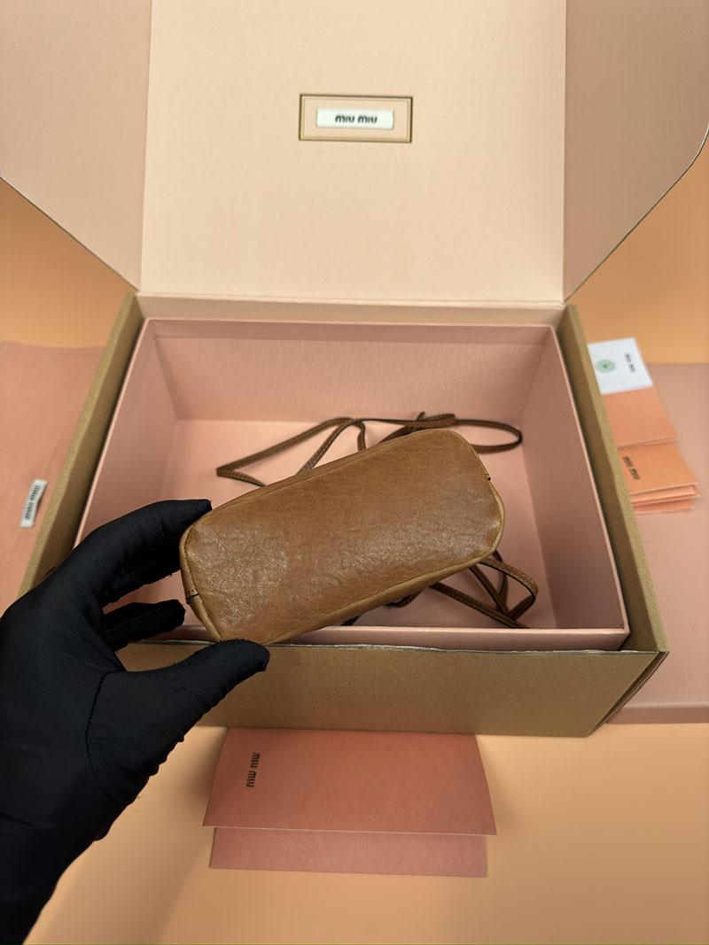 MiuMiu ナッパレザー ミニバッグ ブラウン 5NF460_EFX_F0316 ゴールド金具 これから 流行るバッグ - 画像 (7)