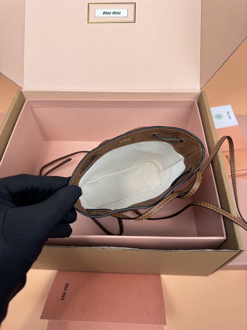 MiuMiu ナッパレザー ミニバッグ ブラウン 5NF460_EFX_F0316 ゴールド金具 これから 流行るバッグ - 画像 (5)