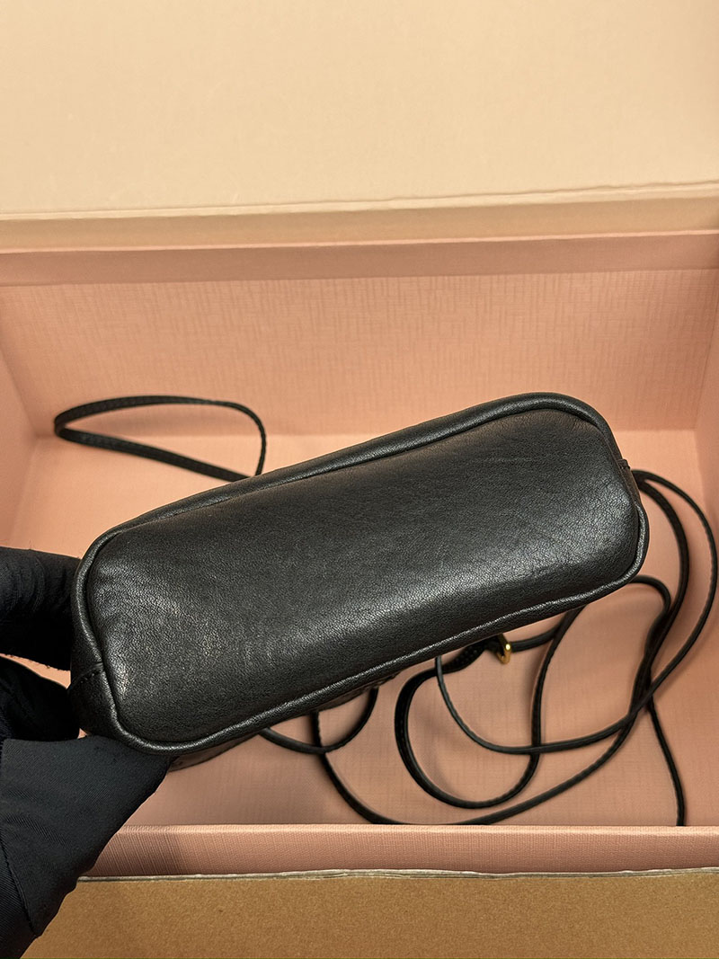 MiuMiu ナッパレザー ミニバッグ ブラック 5NF460_EFX_F0002 ゴールド金具 これから 流行るバッグ - 画像 (6)