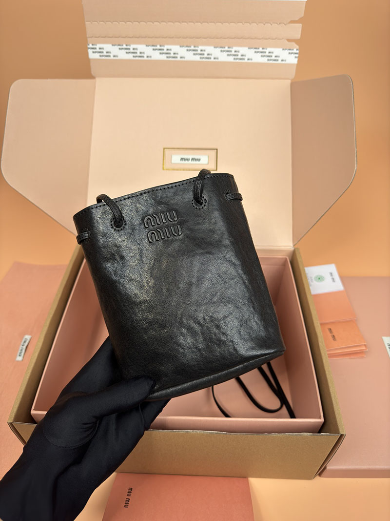 MiuMiu ナッパレザー ミニバッグ ブラック 5NF460_EFX_F0002 ゴールド金具 これから 流行るバッグ - 画像 (5)