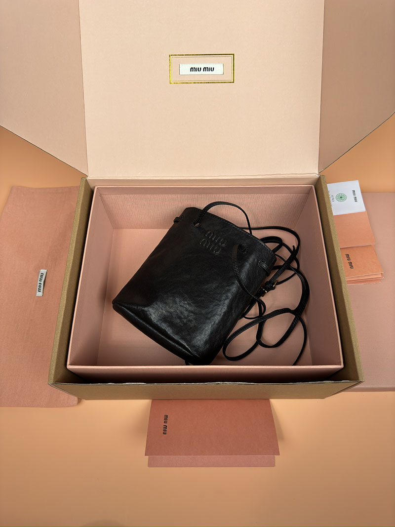 MiuMiu ナッパレザー ミニバッグ ブラック 5NF460_EFX_F0002 ゴールド金具 これから 流行るバッグ - 画像 (2)