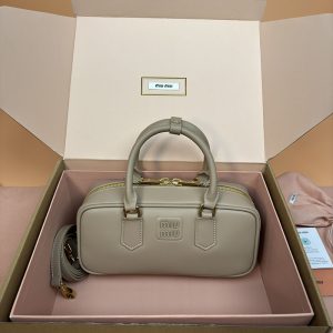 ミュウミュウ アルカディ 偽物