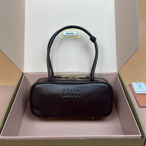 ミュウミュウ アルカディ 偽物