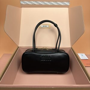 ミュウミュウ アルカディ 偽物