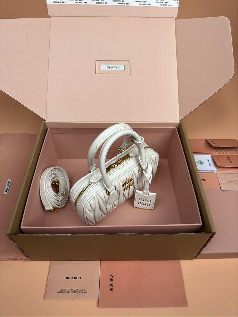 MiuMiu アルカディ マテラッセレザー ミニバッグ ホワイト MiuMiu アルカディ マテラッセレザー ミニバッグ ホワイト