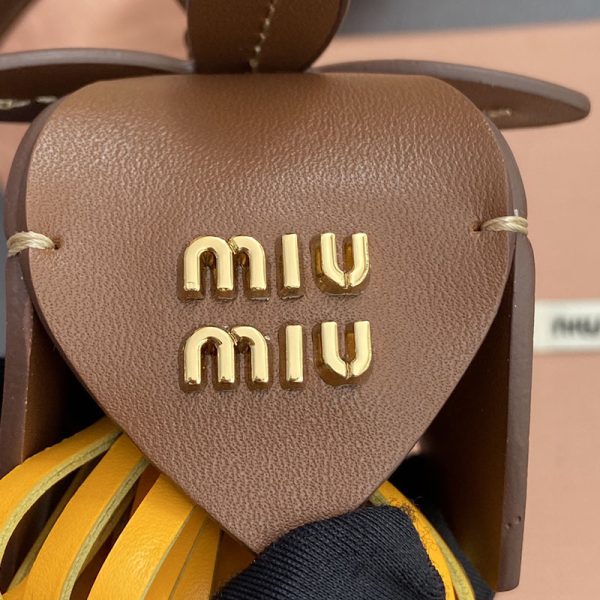 最高級MiuMiuスーパーコピー レザー トリック 5TL498_2CQS_F03YH Cognac/Ochre ゴールド金具 バッグチャーム 大人可愛い ブランド - 画像 (3)