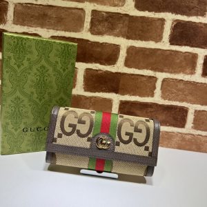 グッチ 財布 持ってる 女