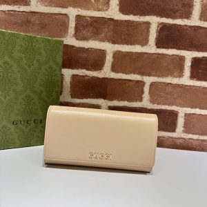 グッチ 財布 持ってる 女