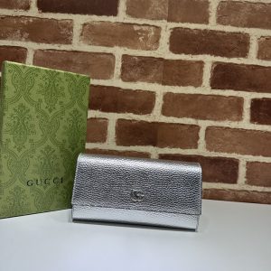 グッチ 財布 持ってる 女