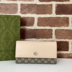 グッチ 財布 持ってる 女