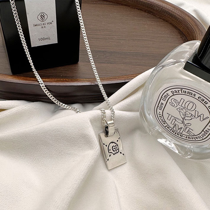 GUCCI シルバー ネックレス ロゴ付き GUCCI グッチ シグネチャー GG タグ付き ネックレス ‎シルバー