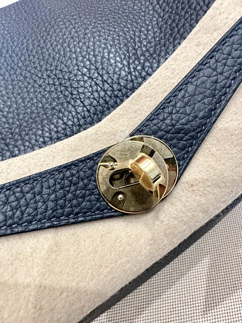 エルメス HERMES リンディ26 ブルーニュイ トリヨンクレマンス ゴールド金具 2412861 リンディ26 定価 - 画像 (7)