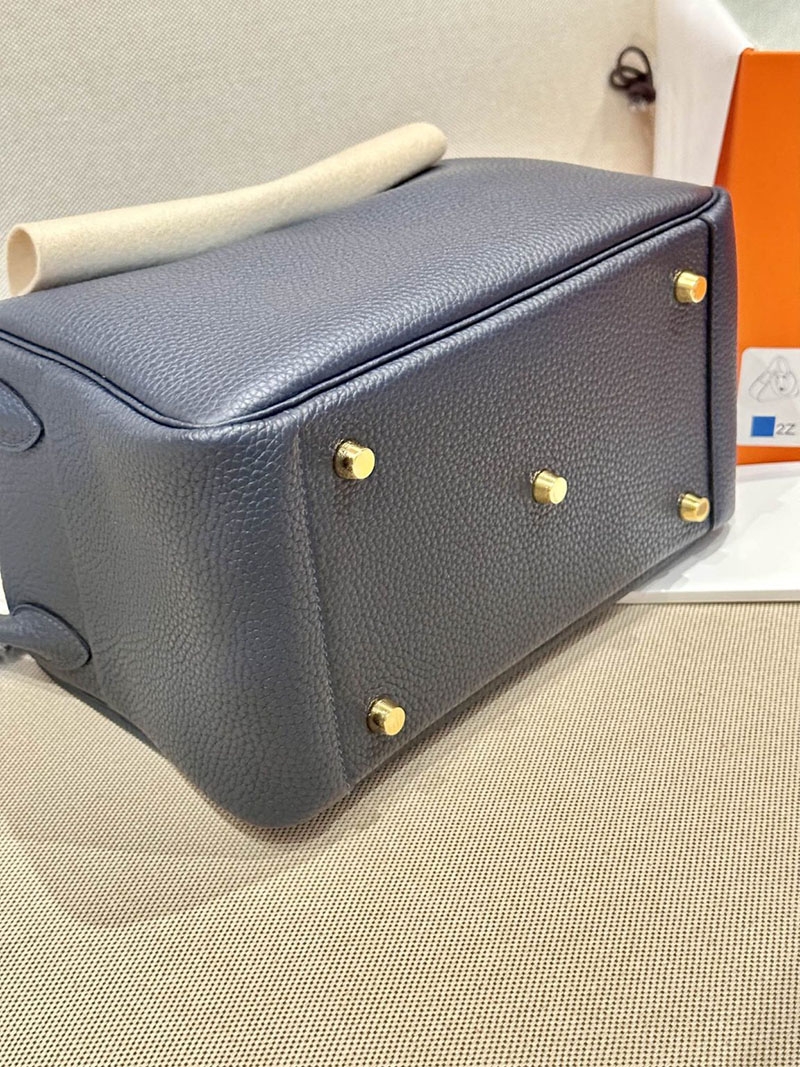 エルメス HERMES リンディ26 ブルーニュイ トリヨンクレマンス ゴールド金具 2412861 リンディ26 定価 - 画像 (6)