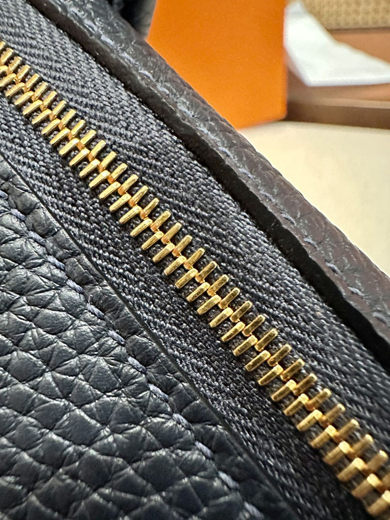 エルメス HERMES リンディ26 ブルーニュイ トリヨンクレマンス ゴールド金具 2412861 リンディ26 定価 - 画像 (5)