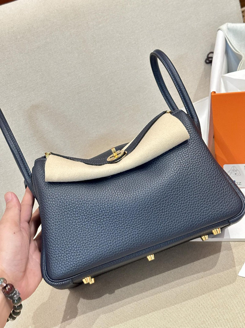 エルメス HERMES リンディ26 ブルーニュイ トリヨンクレマンス ゴールド金具 2412861 リンディ26 定価 - 画像 (4)