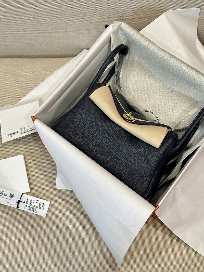 エルメス HERMES リンディ26 ブルーニュイ トリヨンクレマンス ゴールド金具 2412861 リンディ26 定価 - 画像 (2)