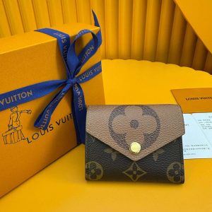 ヴィトンの財布を持つ 女