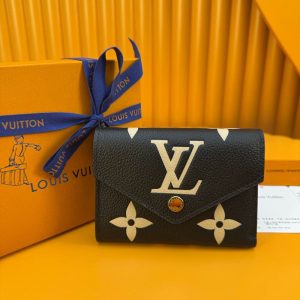 ヴィトンの財布を持つ 女