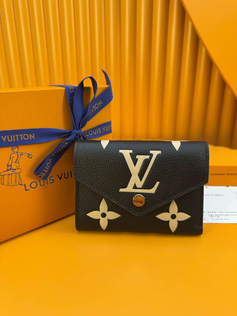 ヴィトンの財布を持つ 女