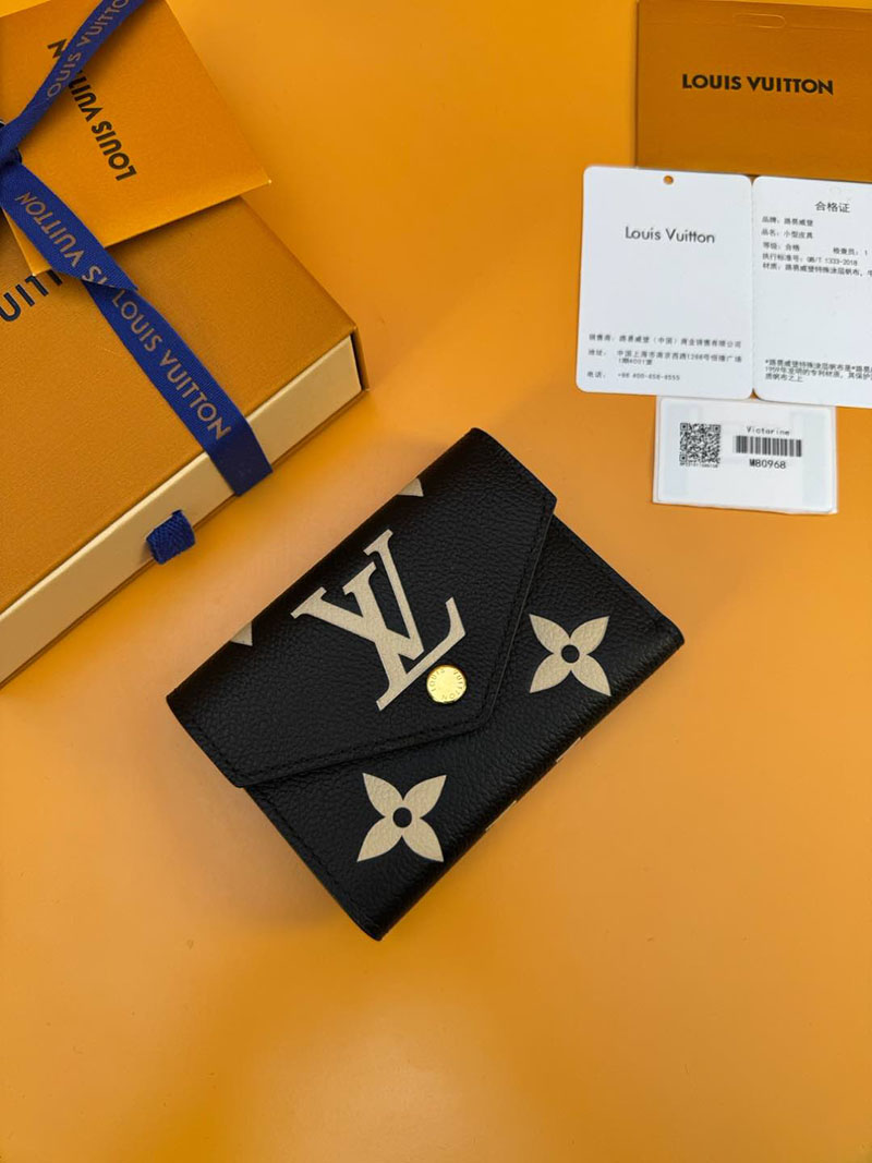 並行輸入品 ルイヴィトン ポルトフォイユ・ヴィクトリーヌ M80968 RFID モノグラム ブラック ベージュ ヴィトンの財布を持つ 女 - 画像 (9)