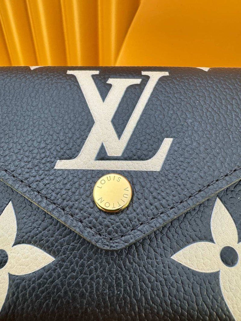 並行輸入品 ルイヴィトン ポルトフォイユ・ヴィクトリーヌ M80968 RFID モノグラム ブラック ベージュ ヴィトンの財布を持つ 女 - 画像 (8)