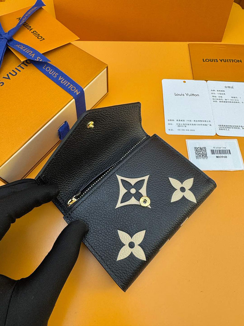 並行輸入品 ルイヴィトン ポルトフォイユ・ヴィクトリーヌ M80968 RFID モノグラム ブラック ベージュ ヴィトンの財布を持つ 女 - 画像 (7)