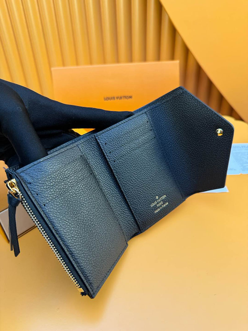 並行輸入品 ルイヴィトン ポルトフォイユ・ヴィクトリーヌ M80968 RFID モノグラム ブラック ベージュ ヴィトンの財布を持つ 女 - 画像 (6)