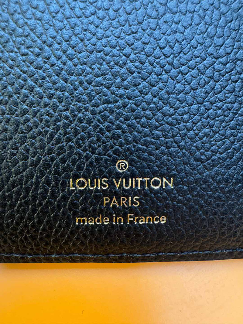 並行輸入品 ルイヴィトン ポルトフォイユ・ヴィクトリーヌ M80968 RFID モノグラム ブラック ベージュ ヴィトンの財布を持つ 女 - 画像 (5)