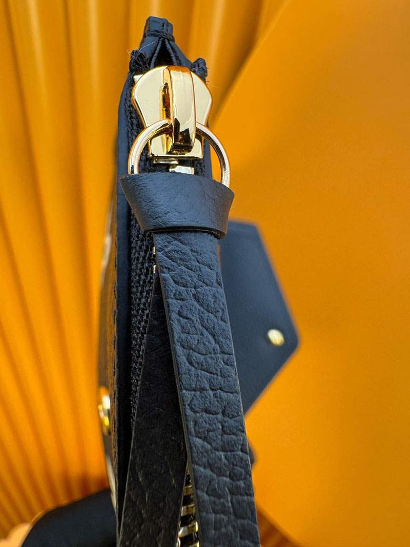 並行輸入品 ルイヴィトン ポルトフォイユ・ヴィクトリーヌ M80968 RFID モノグラム ブラック ベージュ ヴィトンの財布を持つ 女 - 画像 (4)