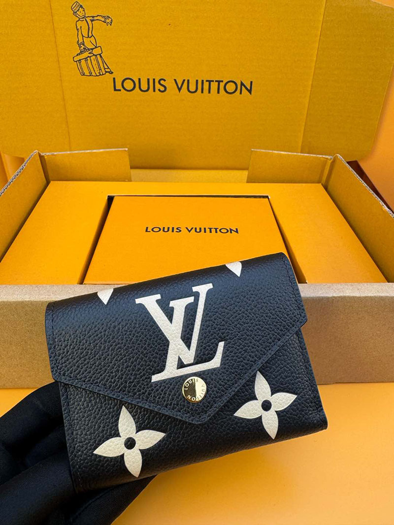 並行輸入品 ルイヴィトン ポルトフォイユ・ヴィクトリーヌ M80968 RFID モノグラム ブラック ベージュ ヴィトンの財布を持つ 女 - 画像 (3)