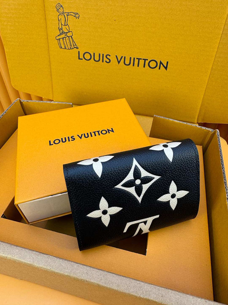 並行輸入品 ルイヴィトン ポルトフォイユ・ヴィクトリーヌ M80968 RFID モノグラム ブラック ベージュ ヴィトンの財布を持つ 女 - 画像 (2)