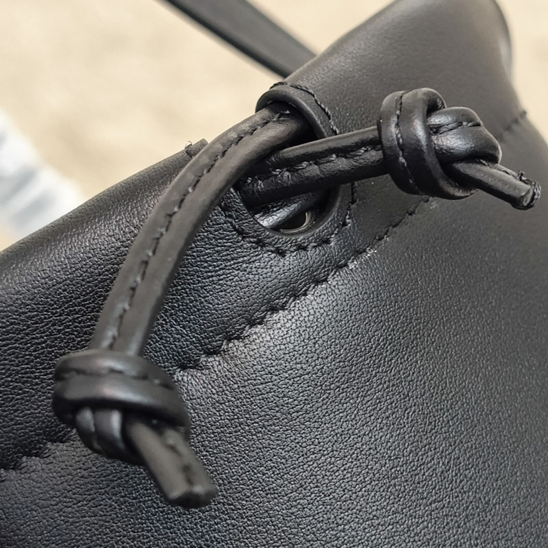 最高級セリーヌスーパーコピー セリーヌバッグコピー スモール カバ ドローストリング キュイル トリオンフ 111013ENY.38NO ブラック セリーヌ トートバッグ ミニ - 画像 (4)