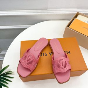 安いサンダルを履いてた