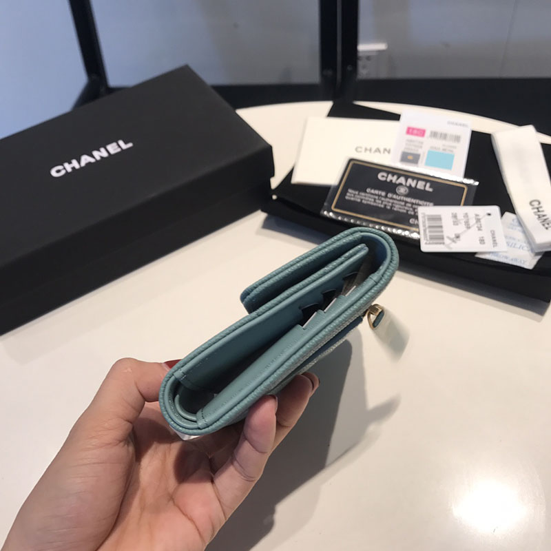 シャネルで人気の財布 CHANEL 三つ折り財布 BOY CHANELスモール