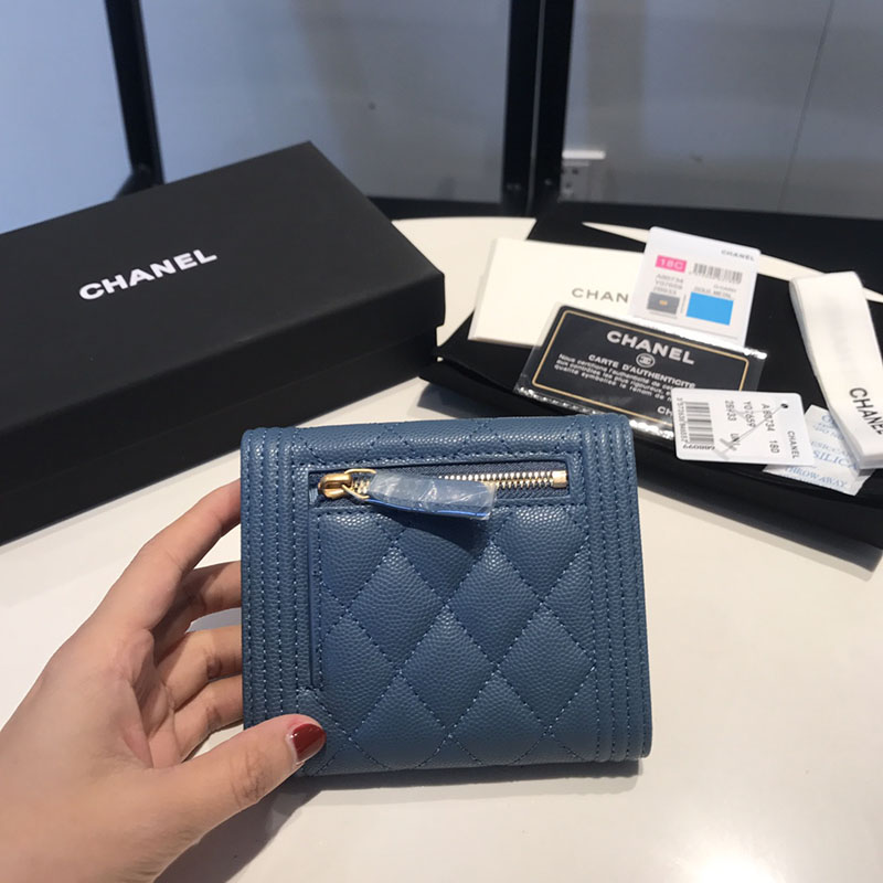 シャネルで人気の財布 CHANEL 三つ折り財布 BOY CHANELスモール