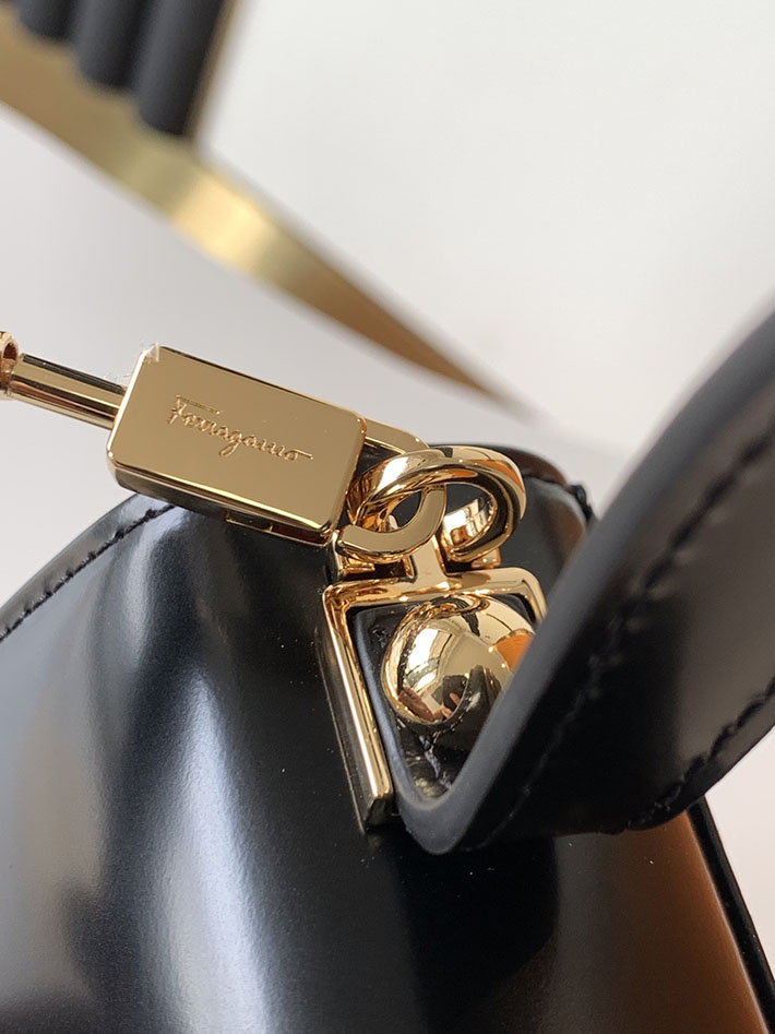 FERRAGAMO 新作バッグ フェラガモ バッグ アウトレット アイコニック トップハンドル (S) ブラック 212193 749021 - 画像 (4)