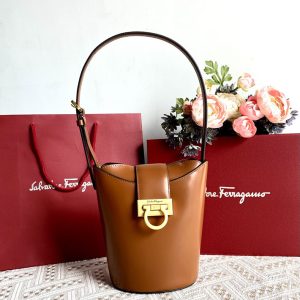 ferragamo ミニバッグ